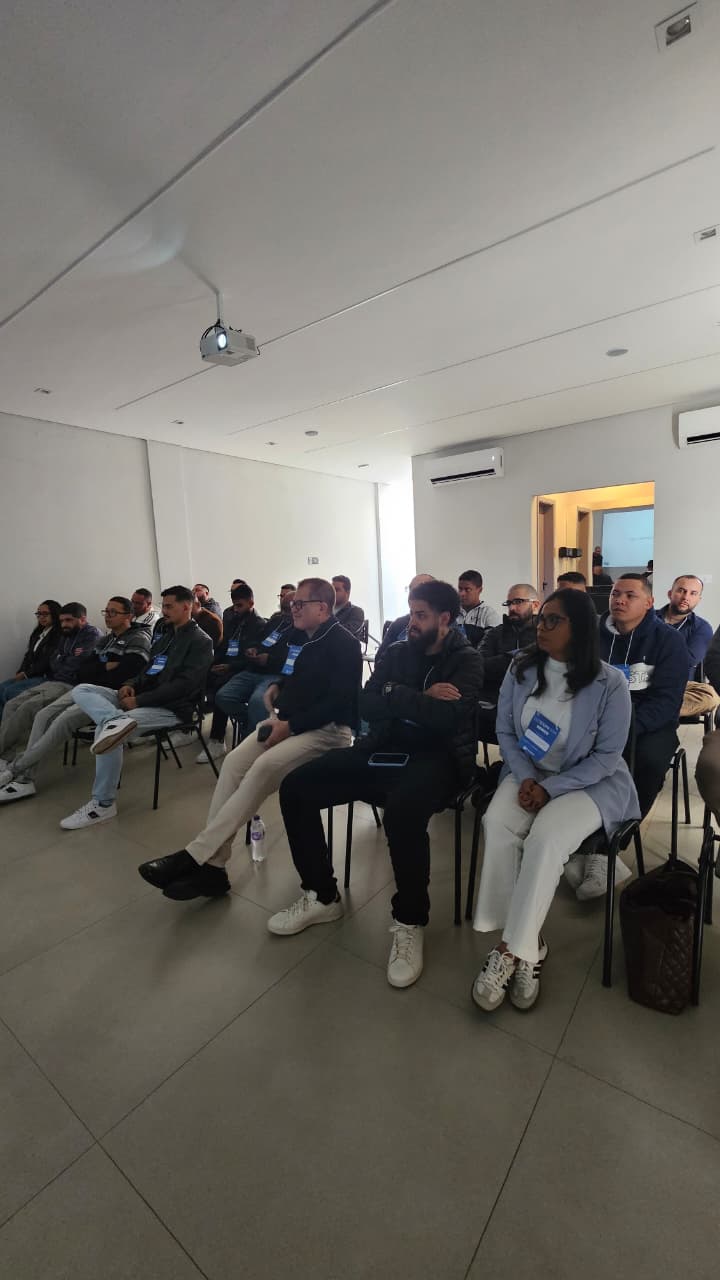Participantes assistindo a uma apresentação corporativa no auditório do Espaço VIP