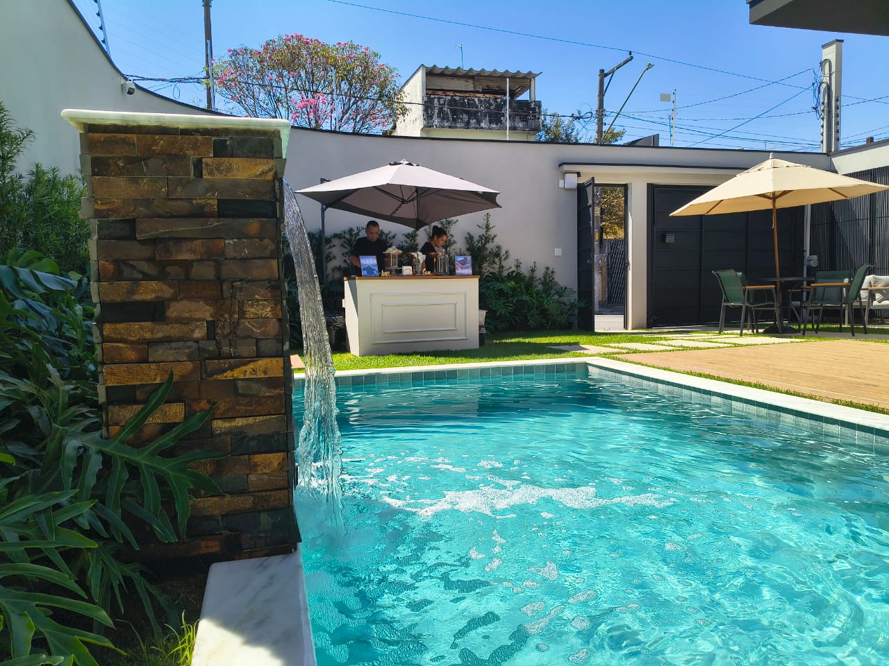 Piscina com cascata e bar móvel atendido pela equipe do Espaço VIP
